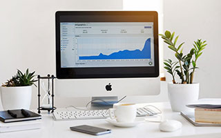 默契十足！梅西全程背对球门，随后脚后跟做球助攻苏亚雷斯